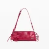 Mittlere Kunstledertasche mit Anhänger Mittlere Kunstledertasche mit Anhänger