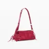 Mittlere Kunstledertasche mit Anhänger Mittlere Kunstledertasche mit Anhänger