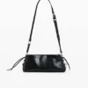 Mittlere Kunstledertasche mit Anhänger Mittlere Kunstledertasche mit Anhänger