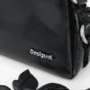 Mittlere Kunstledertasche mit Anhänger Mittlere Kunstledertasche mit Anhänger
