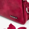 Mittlere Kunstledertasche mit Anhänger Mittlere Kunstledertasche mit Anhänger