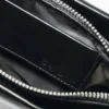 Mittlere Kunstledertasche mit Anhänger Mittlere Kunstledertasche mit Anhänger
