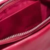 Mittlere Kunstledertasche mit Anhänger Mittlere Kunstledertasche mit Anhänger