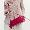 Mittlere Kunstledertasche mit Anhänger Mittlere Kunstledertasche mit Anhänger