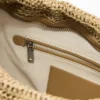 Mittlere ovale Raffiatasche mit Anhängern Mittlere ovale Raffiatasche mit Anhängern