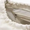 Mittlere ovale Tasche mit Anhängern Mittlere ovale Tasche mit Anhängern