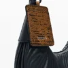 Mittlere ovale Tasche mit Prägung Mittlere ovale Tasche mit Prägung