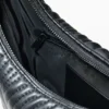 Mittlere ovale Tasche mit Prägung Mittlere ovale Tasche mit Prägung