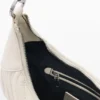 Mittlere ovale Tasche mit Prägung Mittlere ovale Tasche mit Prägung