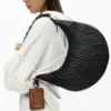 Mittlere ovale Tasche mit Prägung Mittlere ovale Tasche mit Prägung