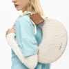 Mittlere ovale Tasche mit Prägung Mittlere ovale Tasche mit Prägung