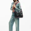 Mittlere ovale Tasche mit Struktur Mittlere ovale Tasche mit Struktur