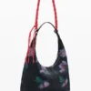 Mittlere ovale Tasche mit Struktur Mittlere ovale Tasche mit Struktur