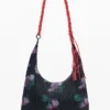 Mittlere ovale Tasche mit Struktur Mittlere ovale Tasche mit Struktur