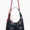 Mittlere ovale Tasche mit Struktur Mittlere ovale Tasche mit Struktur