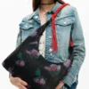 Mittlere ovale Tasche mit Struktur Mittlere ovale Tasche mit Struktur