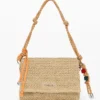 Mittlere Raffia-Tasche mit Anhängern Mittlere Raffia-Tasche mit Anhängern