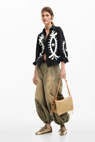 Mittlere Raffia-Tasche mit Anhängern