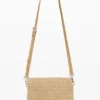 Mittlere Raffia-Tasche mit Anhängern Mittlere Raffia-Tasche mit Anhängern