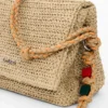 Mittlere Raffia-Tasche mit Anhängern Mittlere Raffia-Tasche mit Anhängern