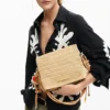 Mittlere Raffia-Tasche mit Anhängern Mittlere Raffia-Tasche mit Anhängern