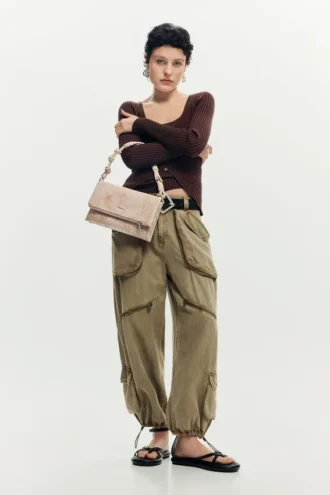 Mittlere Tasche mit bestickter Klappe