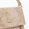 Mittlere Tasche mit bestickter Klappe Mittlere Tasche mit bestickter Klappe