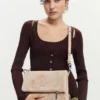 Mittlere Tasche mit bestickter Klappe Mittlere Tasche mit bestickter Klappe