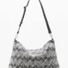 Mittlere Tasche mit Nieten-Anhänger