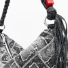 Mittlere Tasche mit Nieten-Anhänger