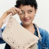 Mittlere Tasche mit Nieten und Fransen