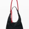 Mittlere Tasche mit Prägung