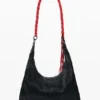 Mittlere Tasche mit Prägung
