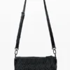 Mittlere Tasche mit Prägung