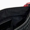 Mittlere Tasche mit Prägung