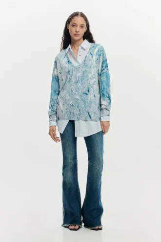 Pullover mit V-Ausschnitt und abstraktem Print