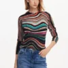 Pullover mit wellenförmigen Streifen Pullover mit wellenförmigen Streifen