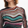 Pullover mit wellenförmigen Streifen Pullover mit wellenförmigen Streifen