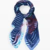 Rechteckiger Schal mit blauen Streifen