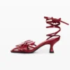 Sandalen mit Blumenapplikationen
