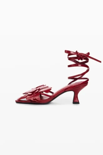 Sandalen mit Blumenapplikationen