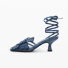Sandalen mit Blumenapplikationen