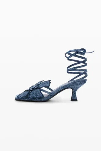 Sandalen mit Blumenapplikationen