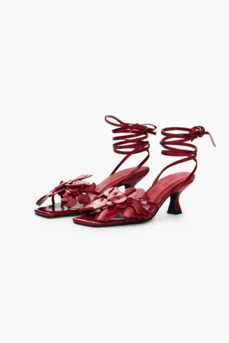 Sandalen mit Blumenapplikationen