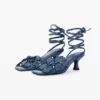 Sandalen mit Blumenapplikationen