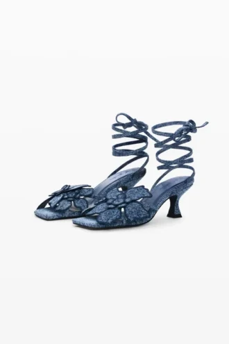 Sandalen mit Blumenapplikationen