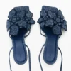 Sandalen mit Blumenapplikationen
