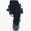 Sandalen mit Blumenapplikationen