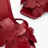Sandalen mit Blumenapplikationen