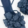Sandalen mit Blumenapplikationen